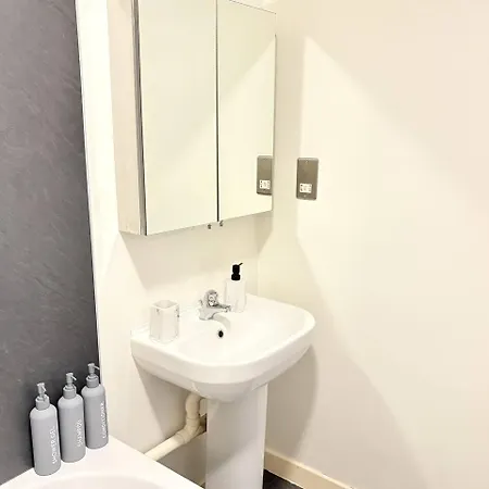 Centre Flat With View - Location - Walk To Everything *