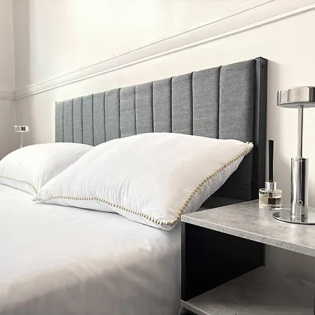 Centre With View - Walk To Everything *