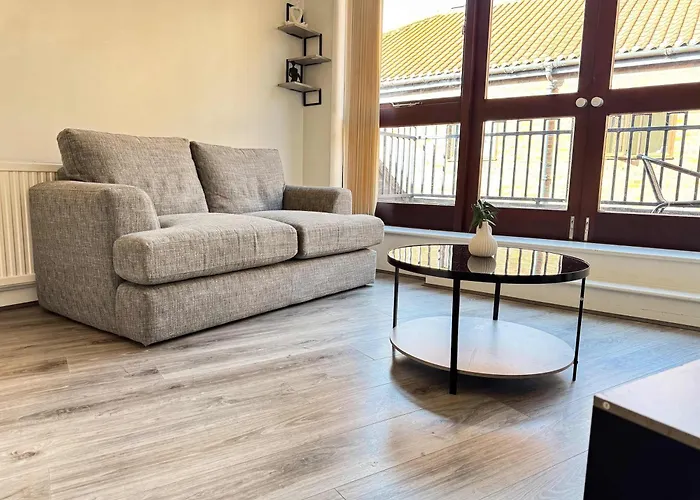 Centre With View - Walk To Everything 아파트