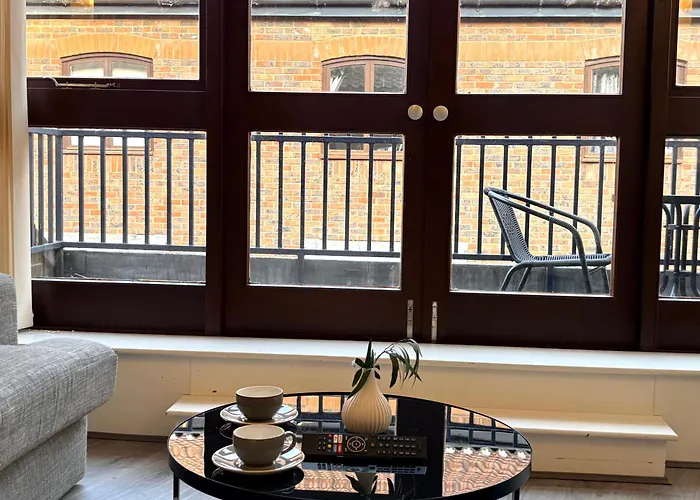 Centre With View - Walk To Everything 아파트 요크